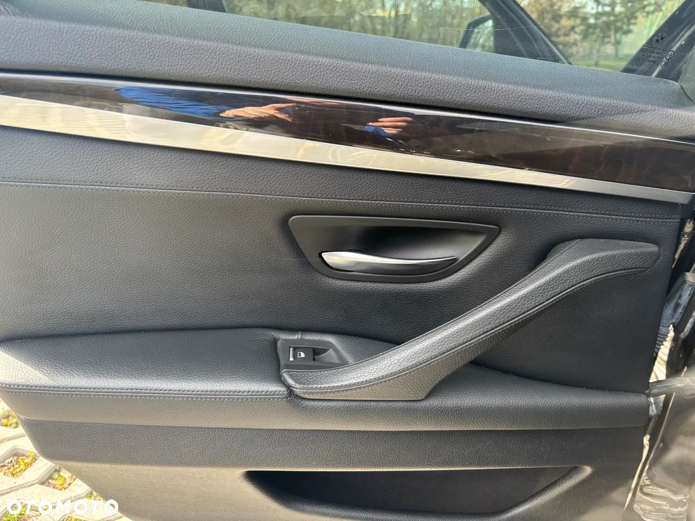 BMW Seria 5 528i - 25