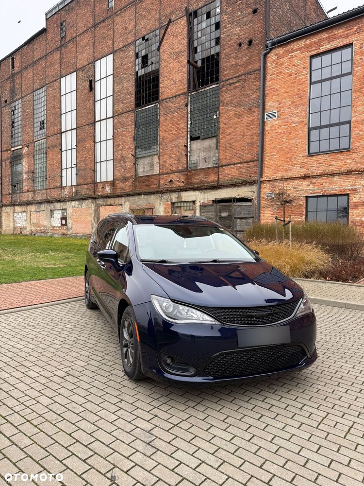 Chrysler Pacifica - 1