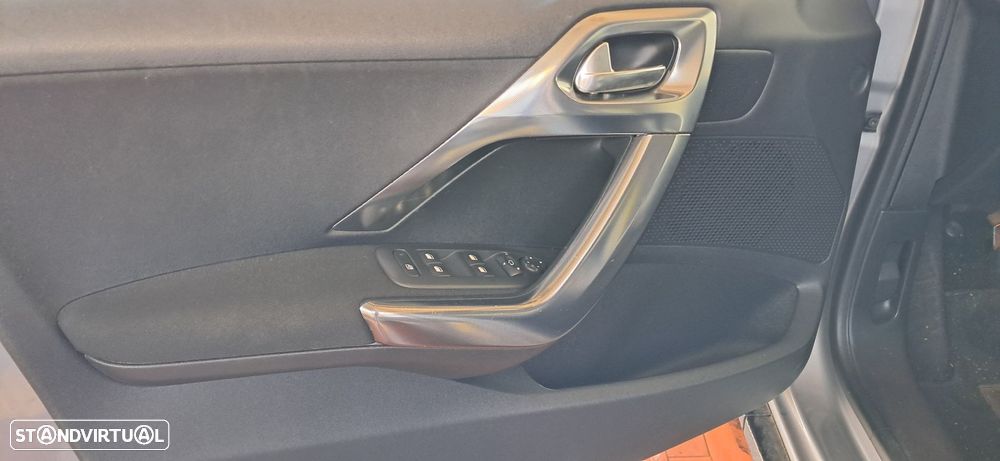 Peugeot 2008 1.2 PureTech Allure - 4