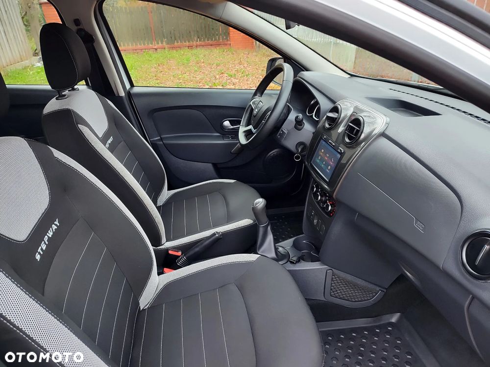 Dacia Logan TCe 90 S&S Stepway Celebration - 23