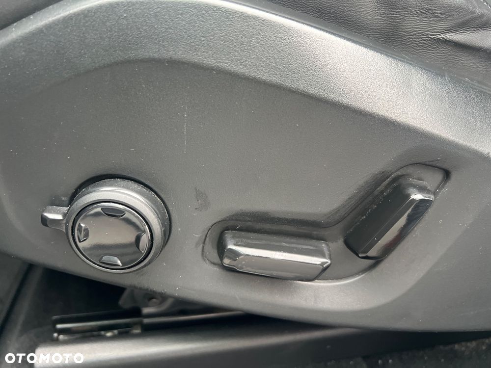 Volvo XC 60 B4 D AWD Plus Dark - 22