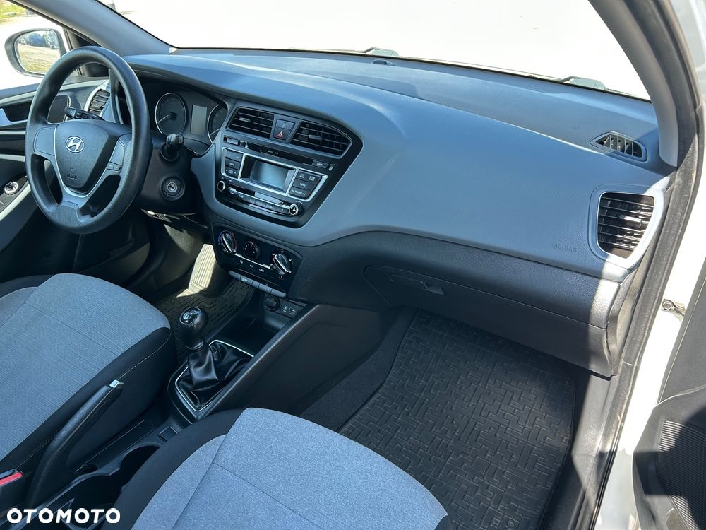 Hyundai i20 blue 1.2 - 12