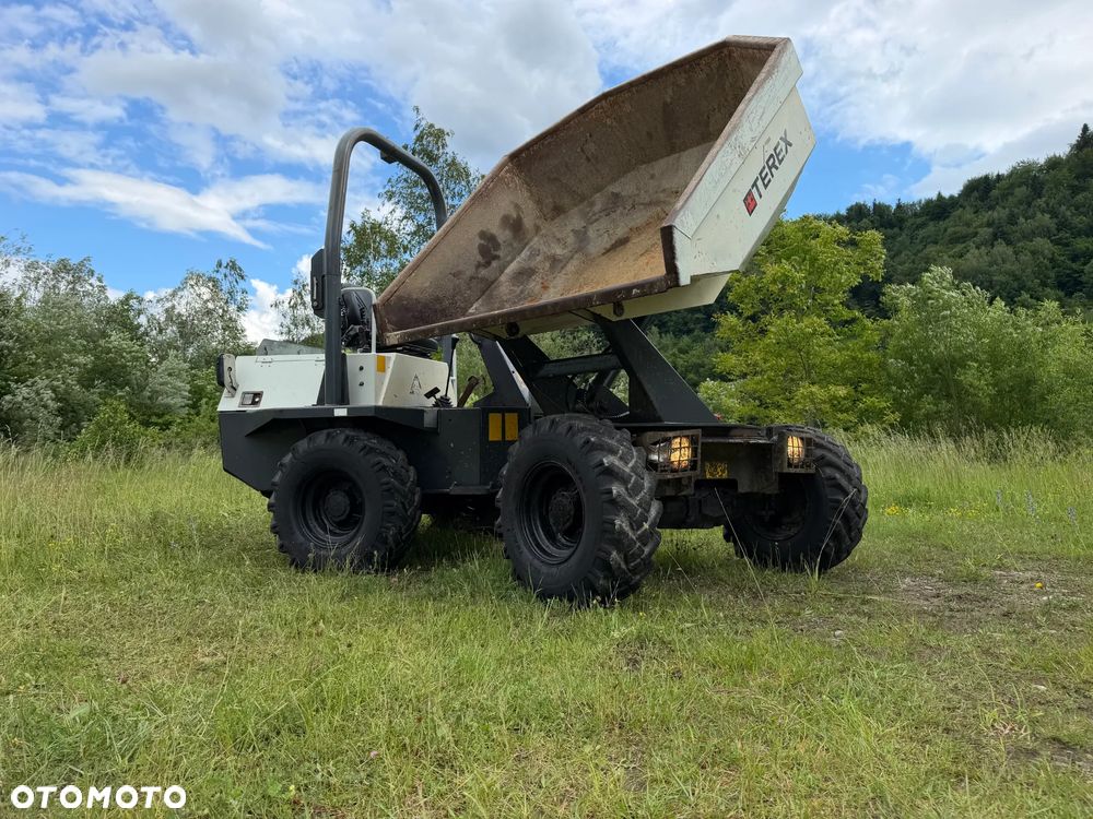 Terex 3 tony. Wozidło Budowlane-Rolnicze. Wózek z Obrotową Kolebą. 3 tony ładowność. 4x4. Mocny Silnik 4 cylindry Kubota 50km. 1400 mtg. 2012 rok. Jazda 3 prędkości. Maszyna jak Nowa z Norweskiego Gospodarstwa! Ani deka luzów i wycieków! Pełny Oryginał. Hamulce brzytwa. Serwisy w DEKRA. Maszyna Woziła lekkie ładunki. Praktycznie zerowe zużycie. Wielka Okazja. Wszystko w pełnym Oryginale. Opony Oryginał w super stanie! Oświetlenie Fabryczne tył przód! Potężna moc! - 1