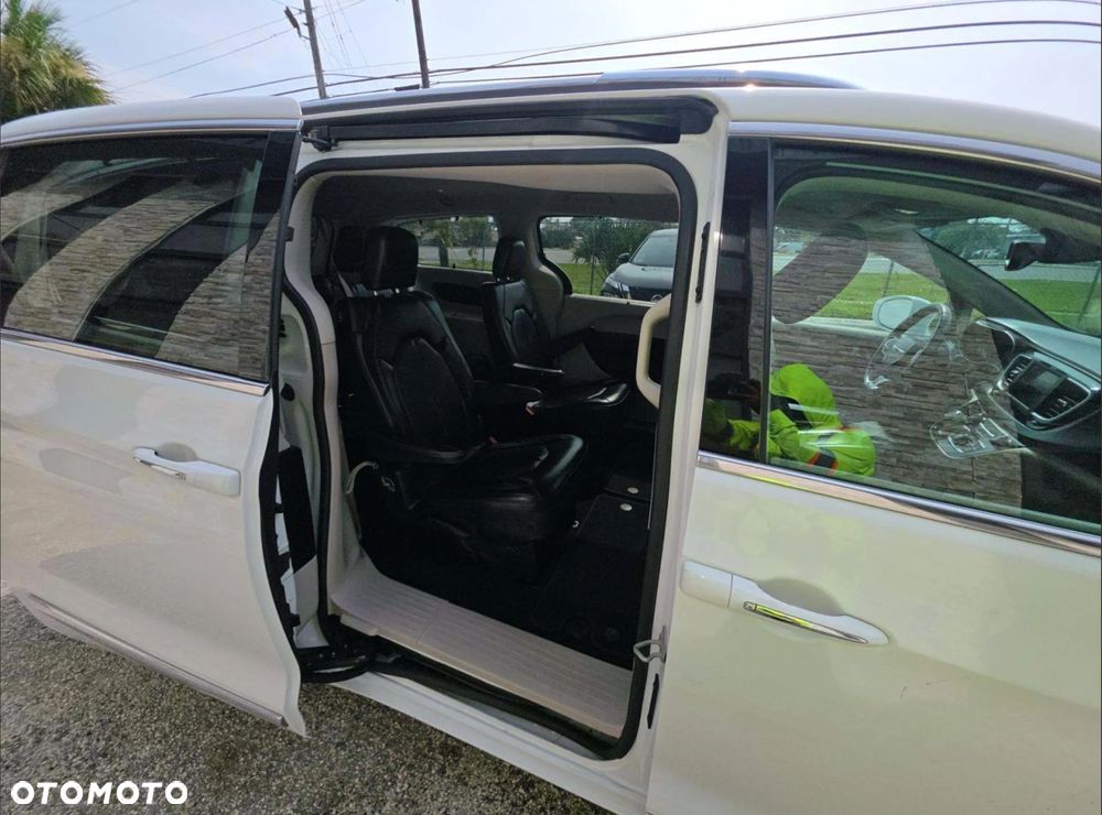 Chrysler Pacifica - 16