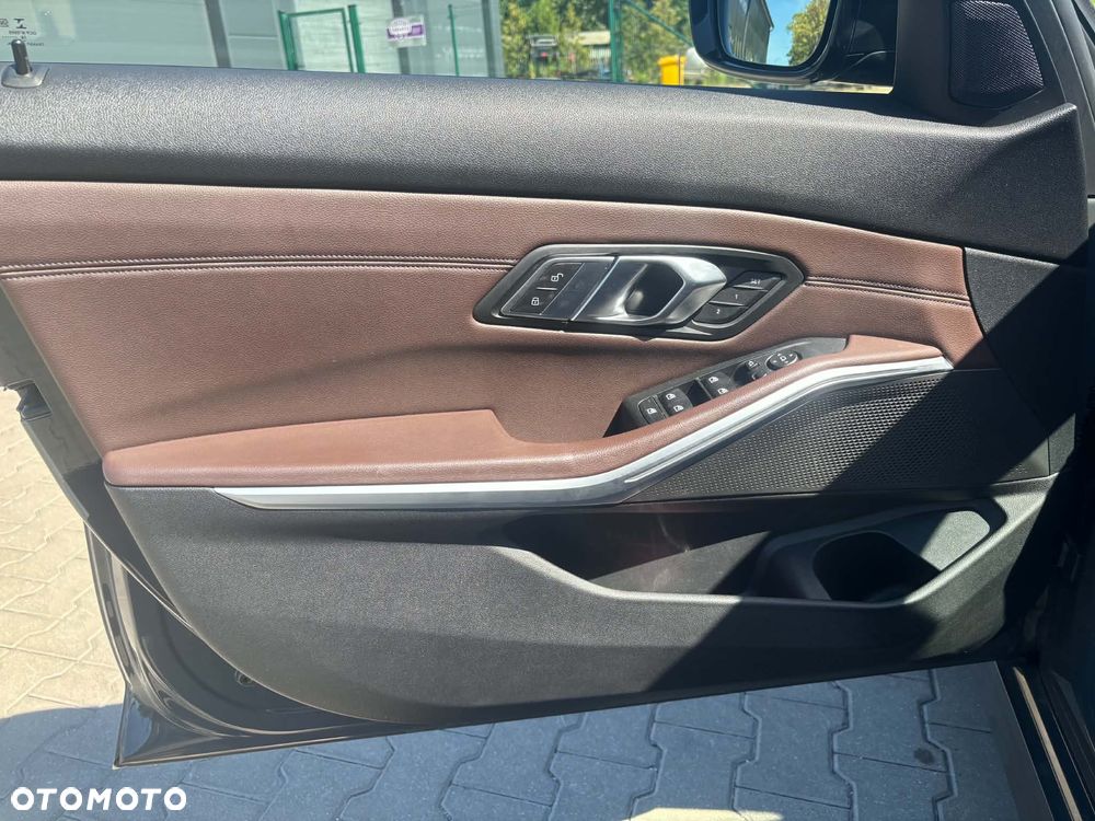 BMW Seria 3 320d xDrive Luxury Line Purity - 12