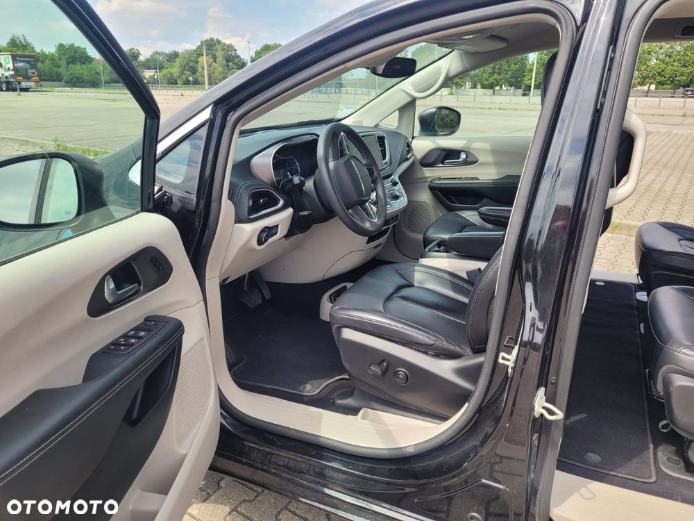 Chrysler Pacifica - 11