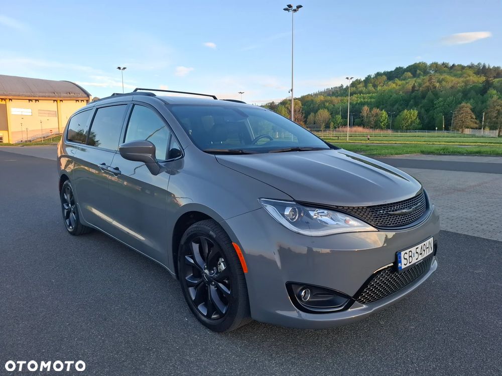Chrysler Pacifica - 1