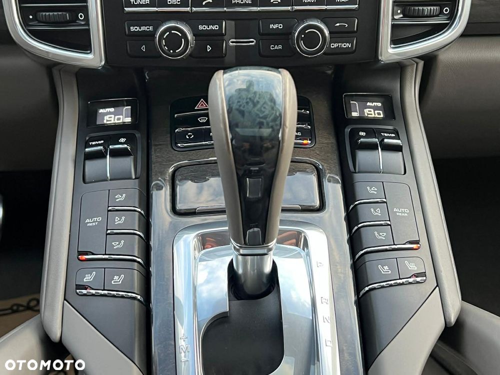 Porsche Cayenne Turbo Tiptronic S - 28