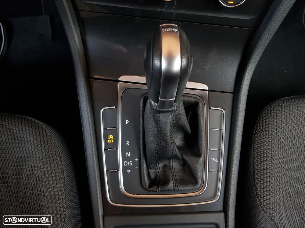 VW Golf Variant 1.6 TDi Confortline DSG - 23