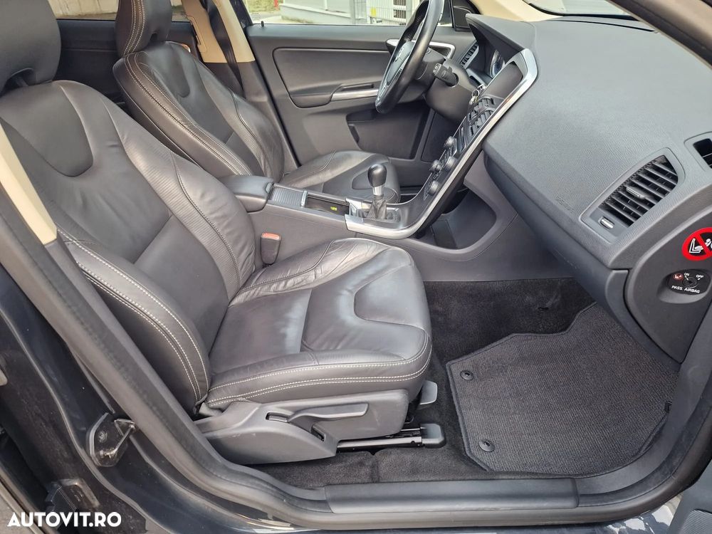 Volvo XC 60 2.4D AWD RDesign - 11