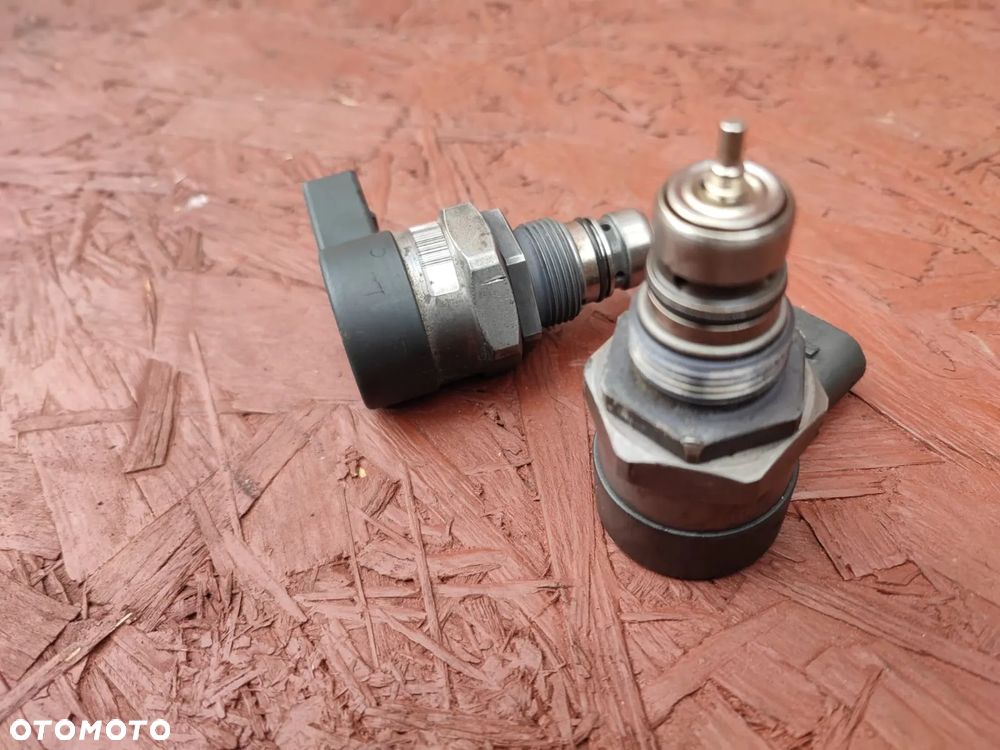 BMW E46 / E53 / E60 / E60 LCI / E61 / E61 LCI / E63 LCI / E64 LCI / E65 / E66 / E70 / E70 LCI / E71 / E83 / E83 LCI / E87 / E90 / E90 LCI / E91 / E91 LCI / E92 / E92 LCI / E93. ORYGINALNE CZUJNIKI CIŚNIENIA PALIWA Z LISTWY WTRYSKOWEJ DO GAMY SILNIKÓW M47 / M57. O NR: 7 787 167 OEM. DZIAŁAJĄCE W 100%. - 4