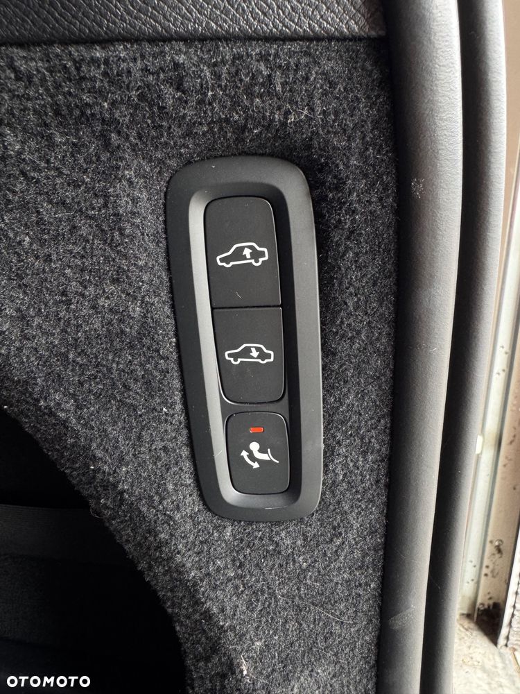 Volvo XC 90 T8 AWD Plug-In Hybrid R-Design 7os - 34