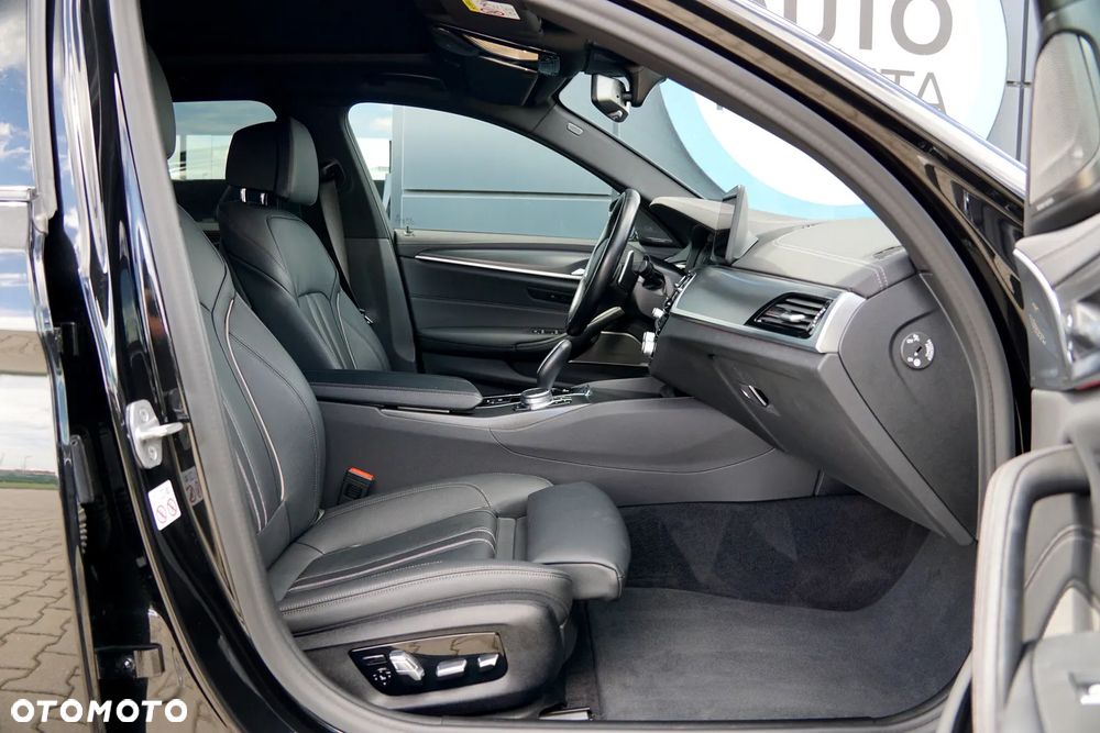 BMW Seria 5 540d xDrive Touring M Sport Edition - 17