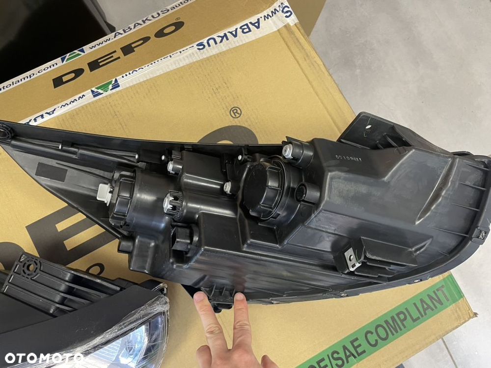 Hyundai IX35 reflektor przód nowy - 7