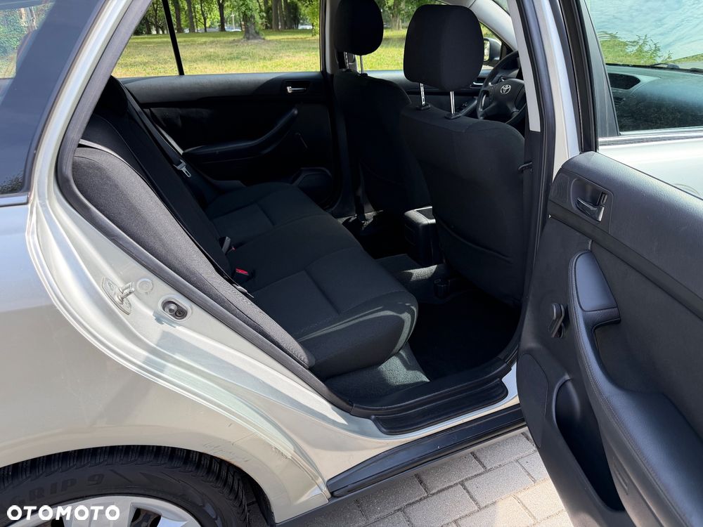 Toyota Avensis - 25