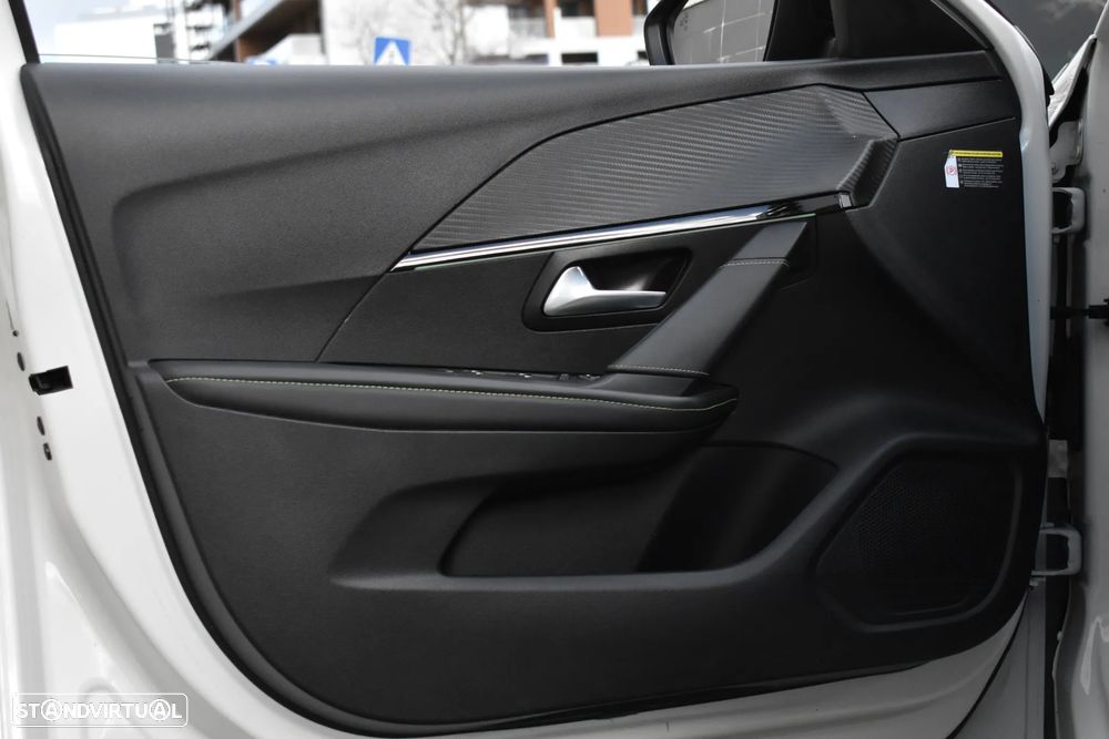 Peugeot e-208 GT - 25