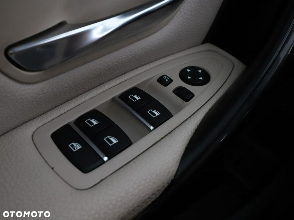 BMW Seria 3 330e iPerformance Luxury Line - 35