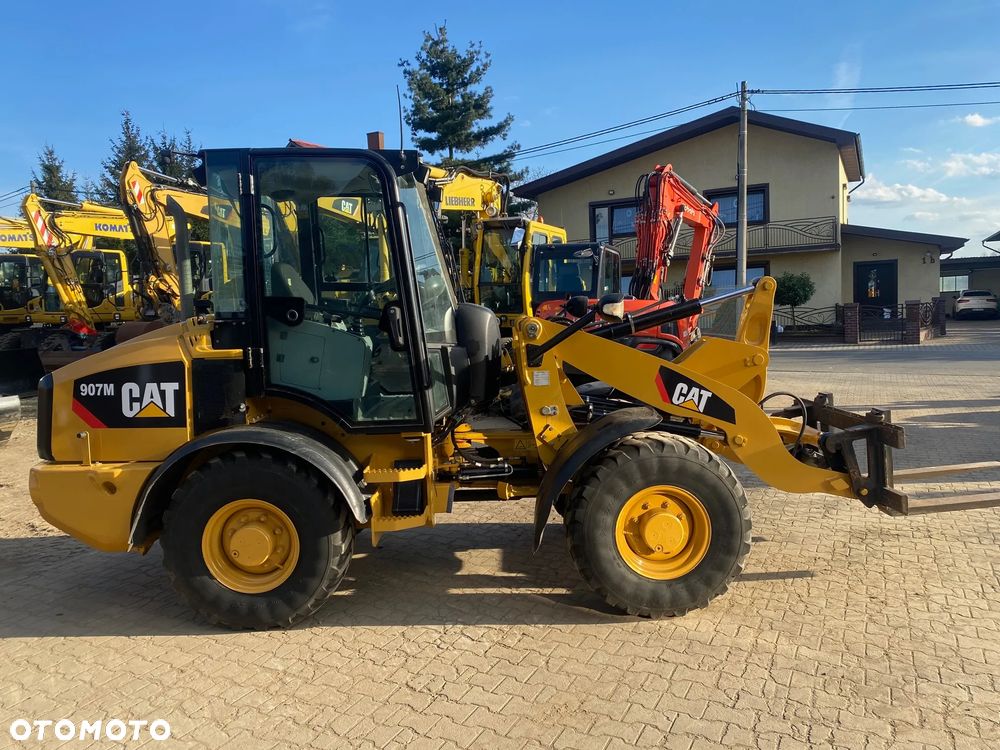 Caterpillar CAT 907M, 3400 MTH, ŁYŻKA OTWIERANA + WIDŁY, z NIEMIEC, SUPER STAN, - 16