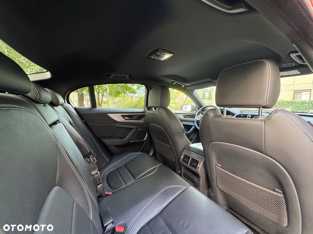 Jaguar XE 2.0 P250 R-Dynamic S - 12