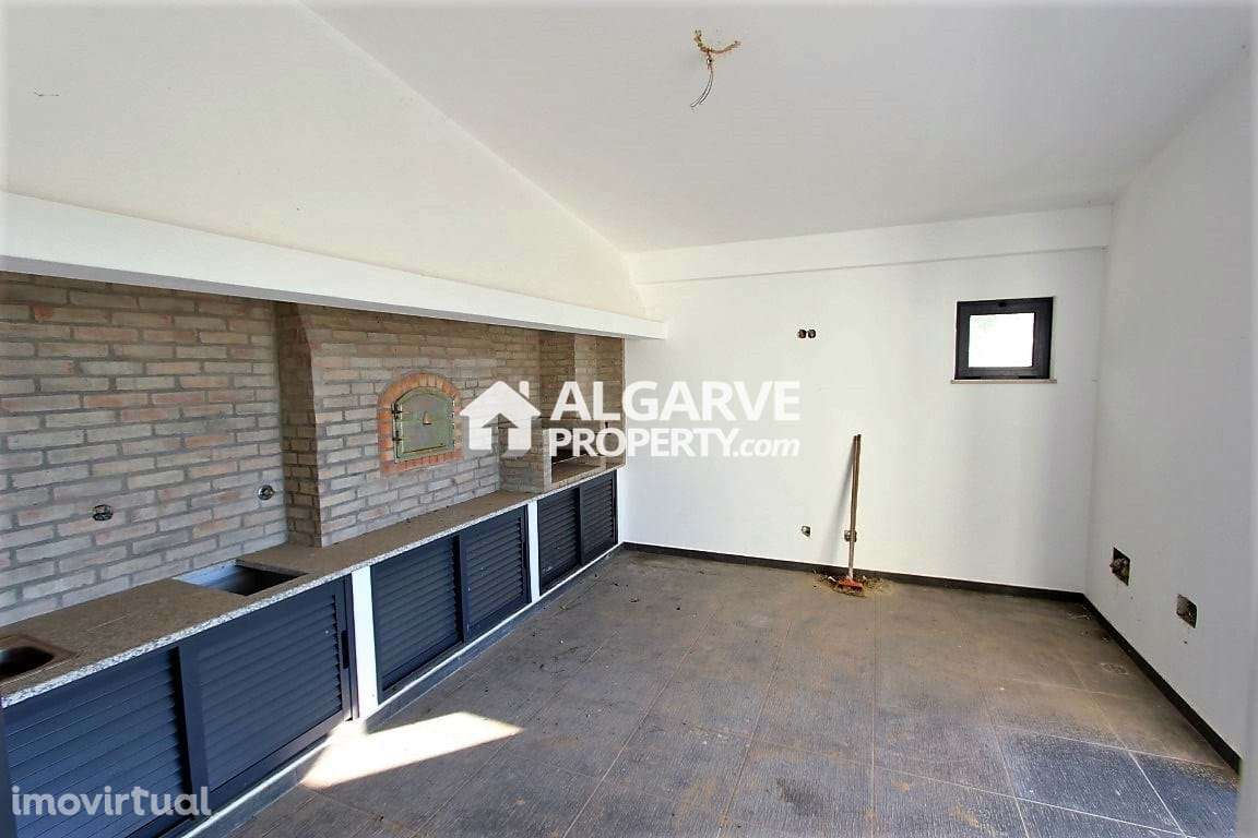 Luxuosa V4 em fase de construção com FABULOSA vista de CAMPO e MAR em - Grande imagem: 2/20