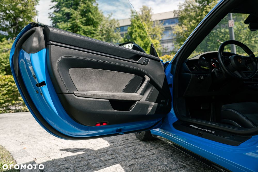 Porsche 911 Carrera 4 GTS - 19