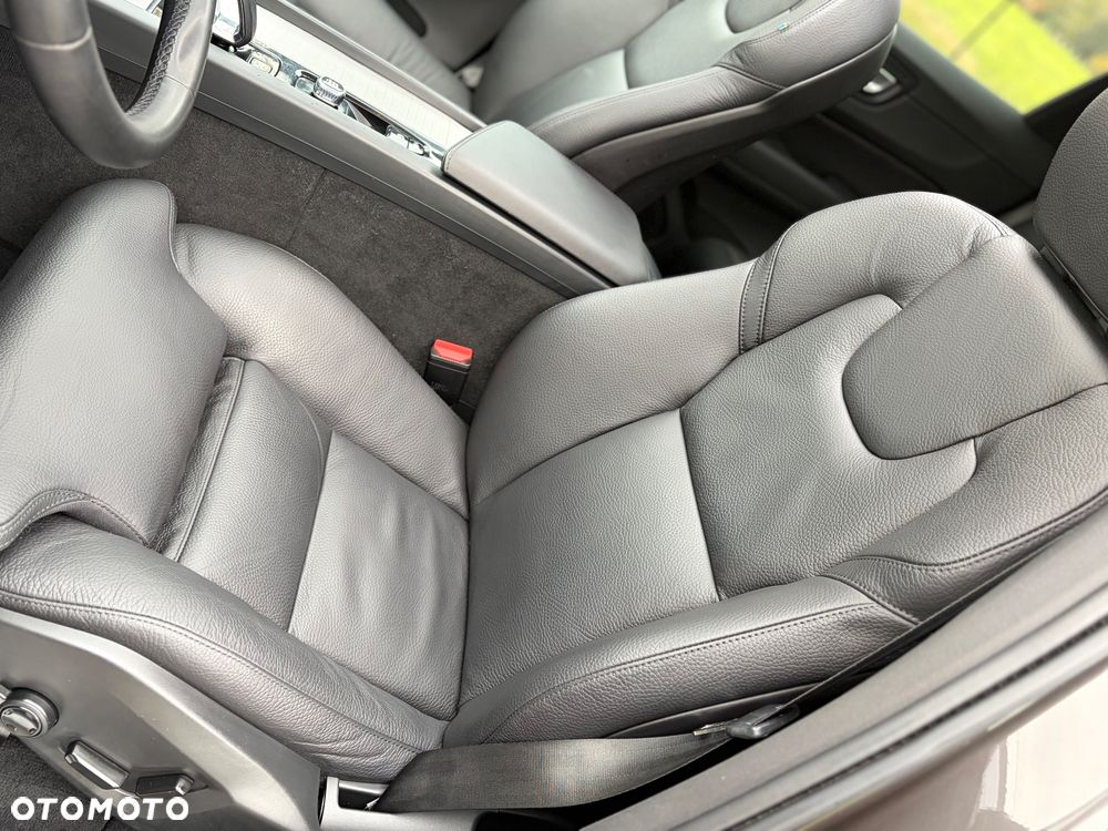 Volvo XC 60 B4 D AWD Plus Dark - 25