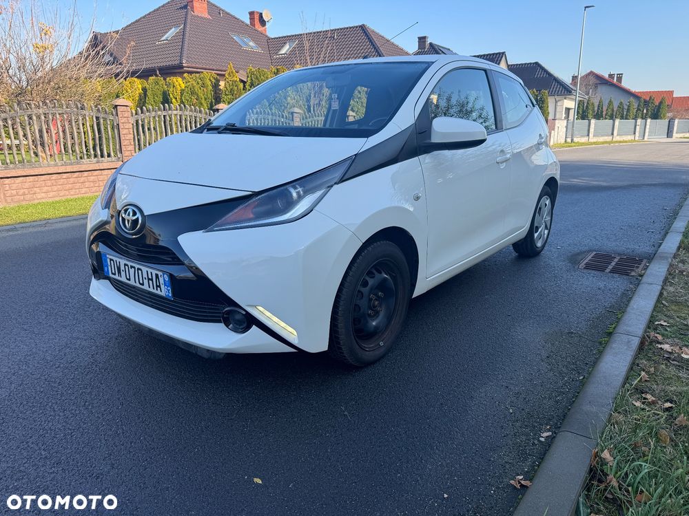 Toyota Aygo x-play touch - 1
