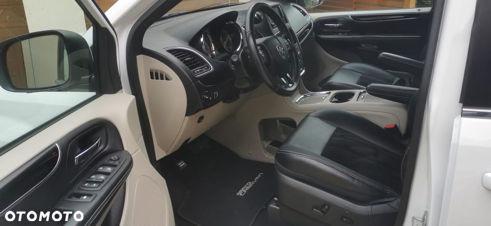 Dodge Grand Caravan - 12