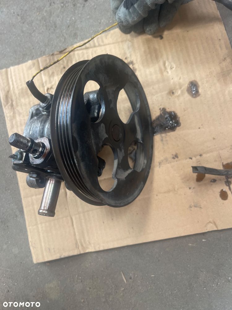 Mitsubishi Pompa wspomagania ME916044