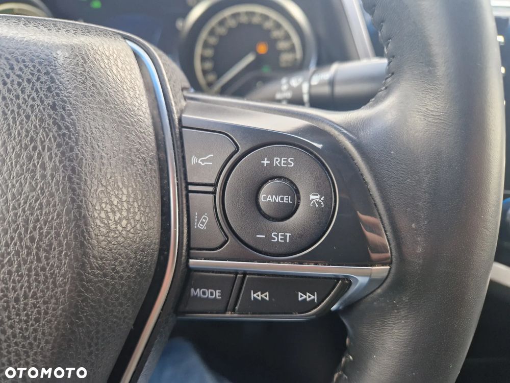 Toyota Camry Luxury - 17
