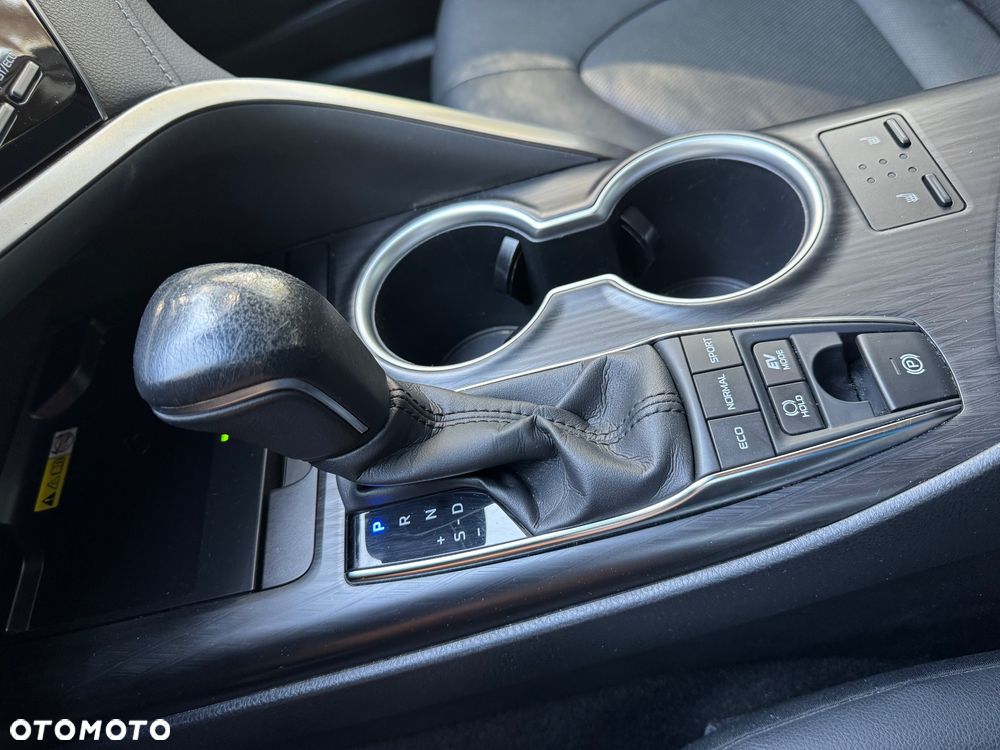 Toyota Camry 2.5 Hybrid Executive CVT - 26