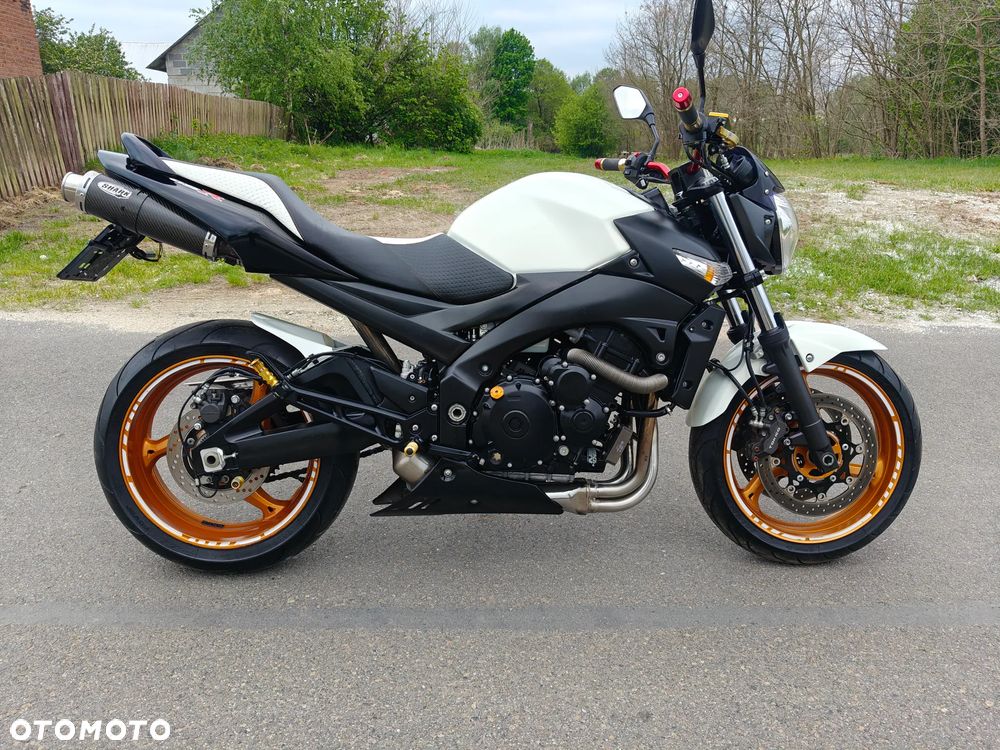 Suzuki GSR - 9