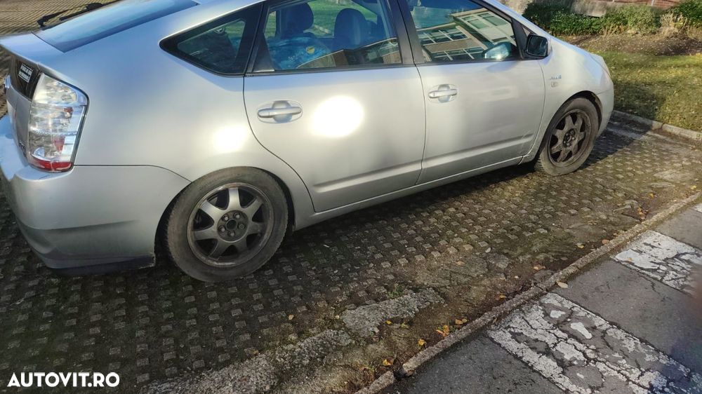 Toyota Prius - 4
