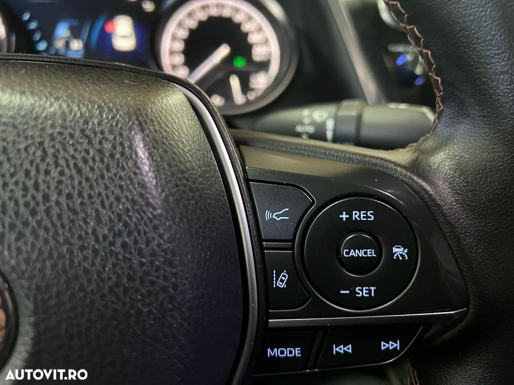 Toyota Camry Luxury - 23