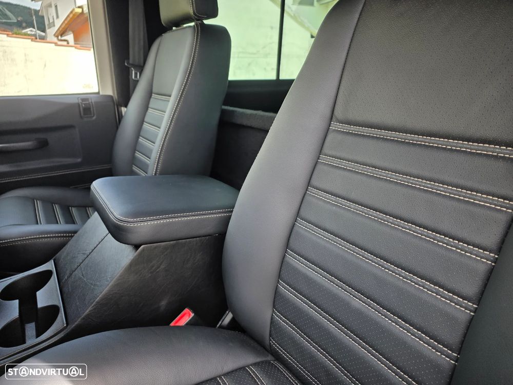 Land Rover Defender 90 2.4 CRD S - 36