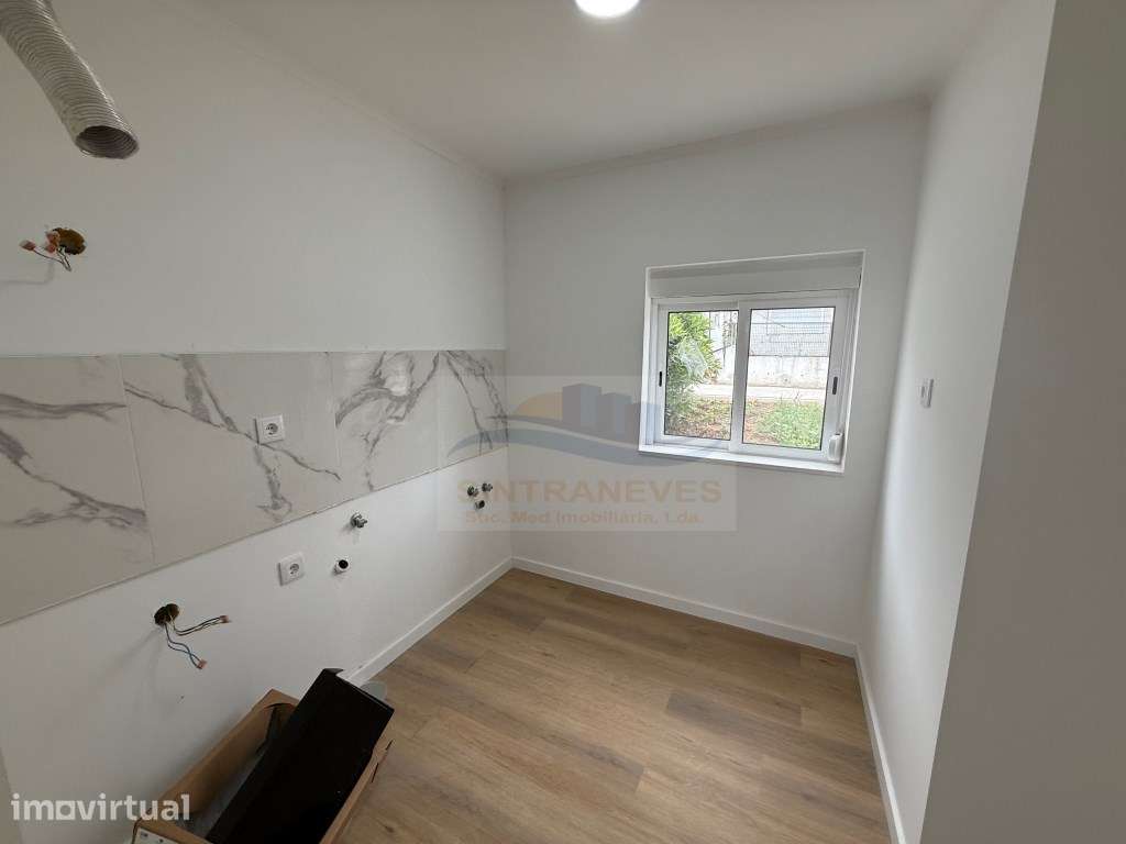 T2 Totalmente Remodelado com Quintal de 35m² | Pontinha - Grande imagem: 3/15