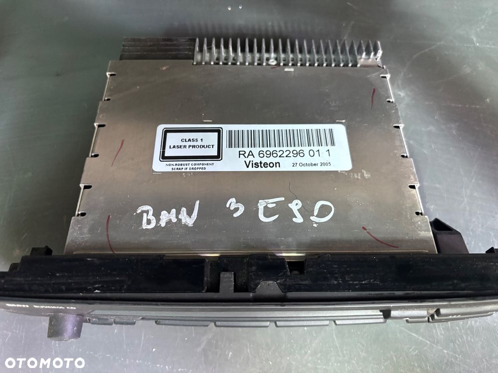oryginalny odtwarzacz CD BMW Business CD jest kompatybilny z modelami takimi jak E81, E87, E90 i E91. - 2
