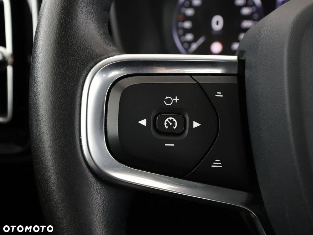 Volvo XC 40 T3 Momentum Pro - 34