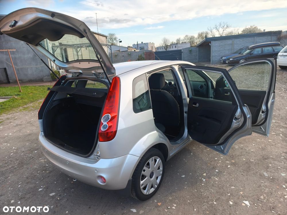 Ford Fiesta 1.3 Ghia - 23