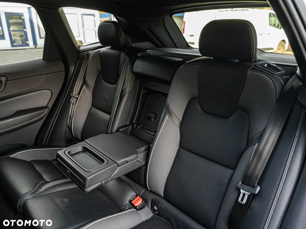 Volvo XC 60 B4 D AWD Plus Dark - 26