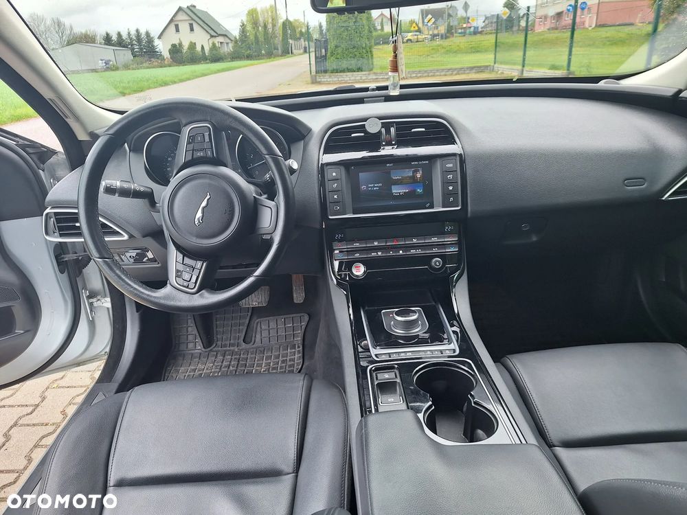 Jaguar XE 2.0 T Portfolio - 9