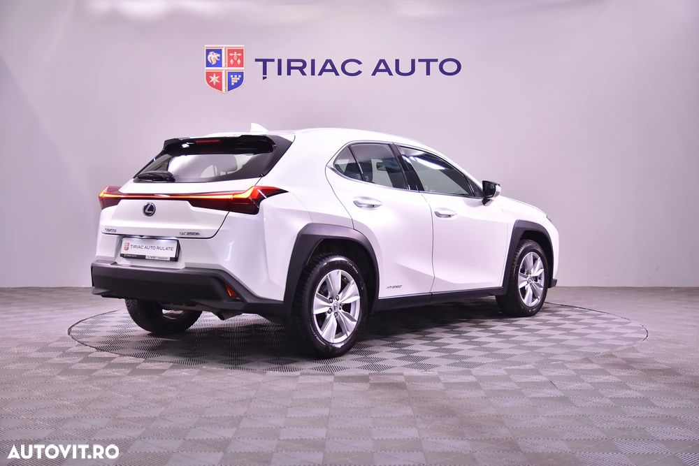 Lexus UX - 5