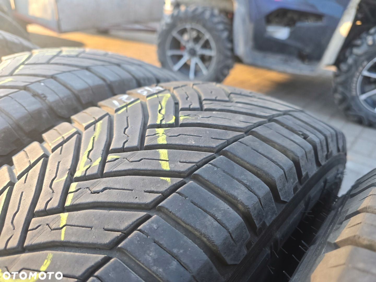 MICHELIN AGILIS CROSSCLIMATE 215/65R16C 109/107T 4X 21R - 3