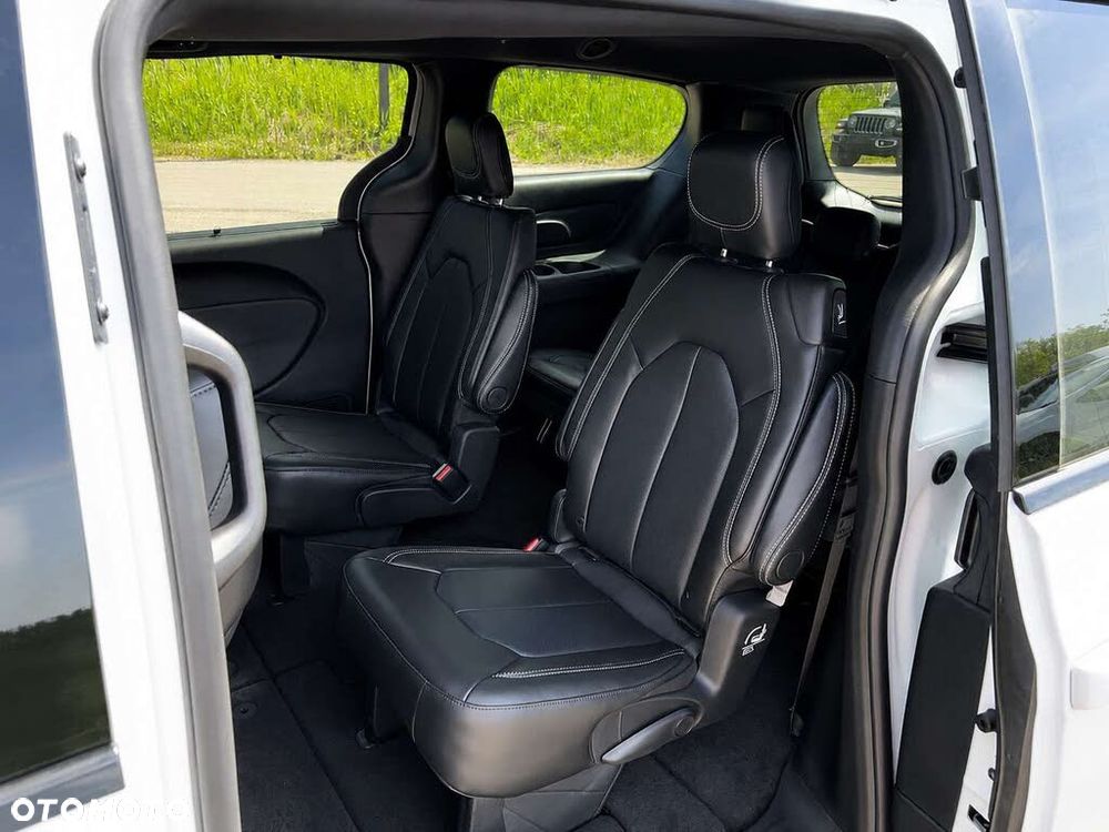 Chrysler Pacifica - 10