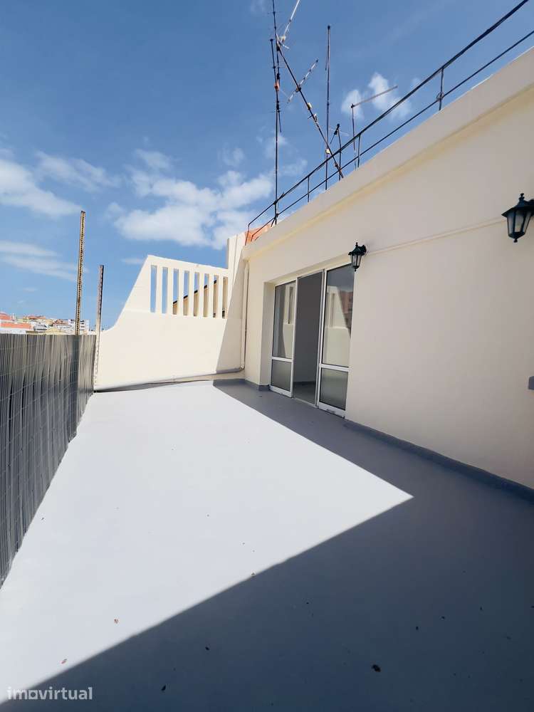 T2 para arrendar, remodelado com Terraço - Rua Leite de Vasconcelos - Grande imagem: 2/22