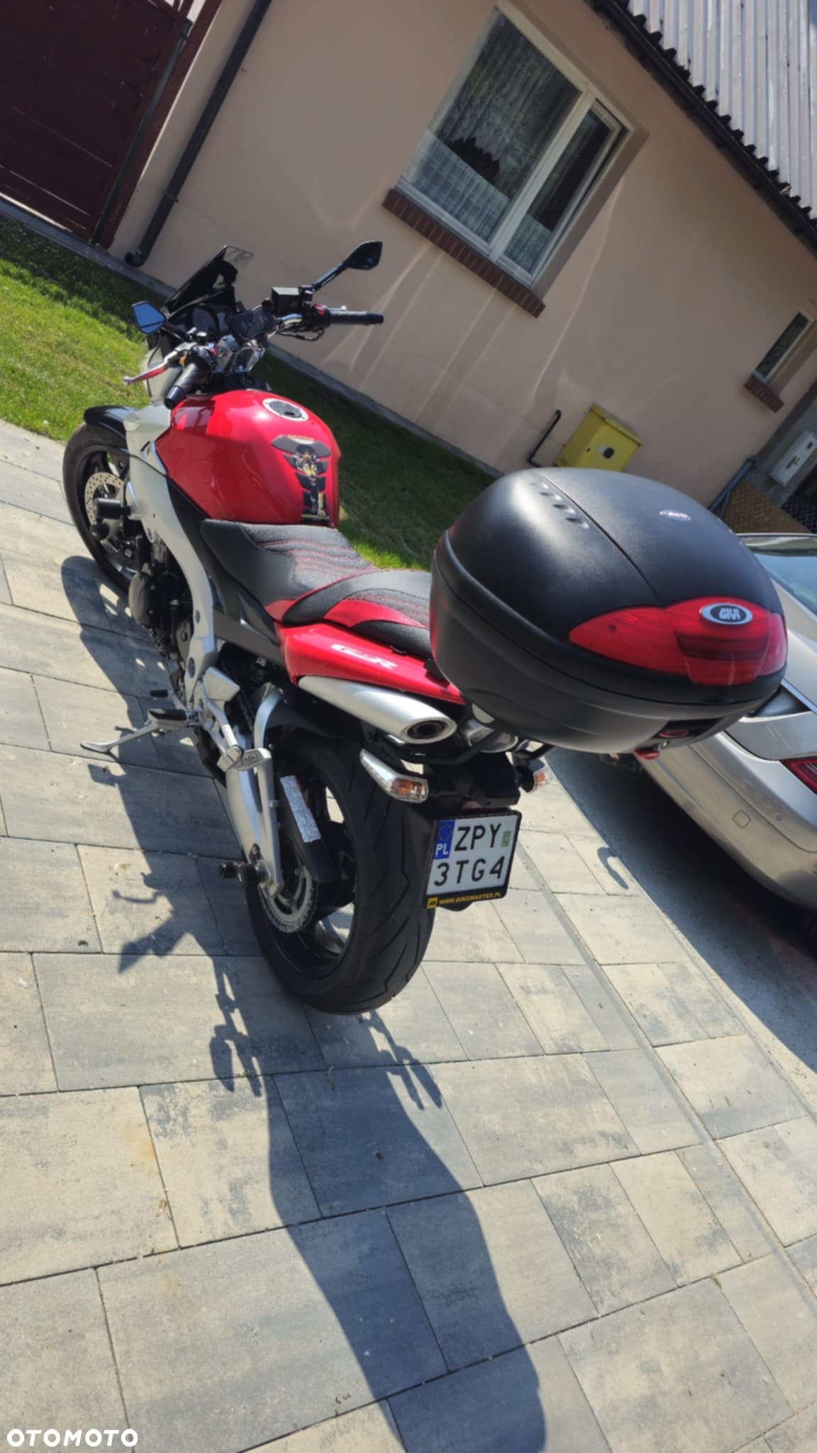 Suzuki GSR - 3
