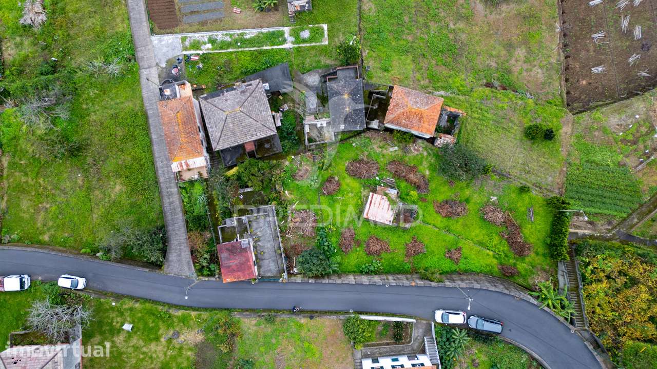 Moradia T2 para Recuperar + Palheiro na Ponta Delgada - Ilha da Mad... - Grande imagem: 2/25
