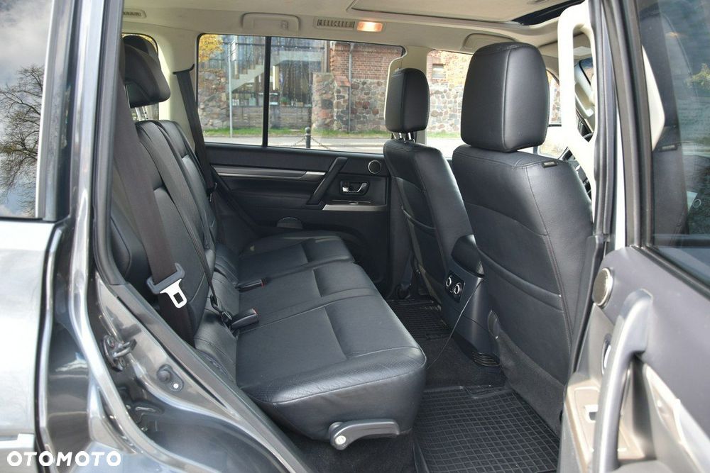 Mitsubishi Pajero - 12