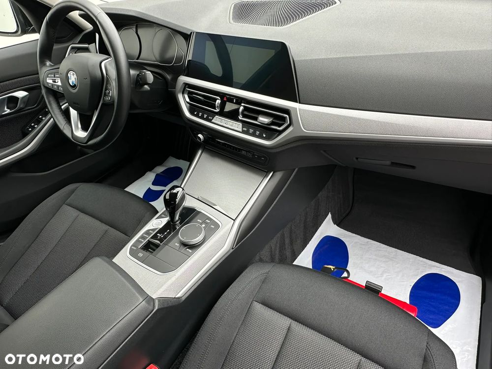BMW Seria 3 330i Sport - 26
