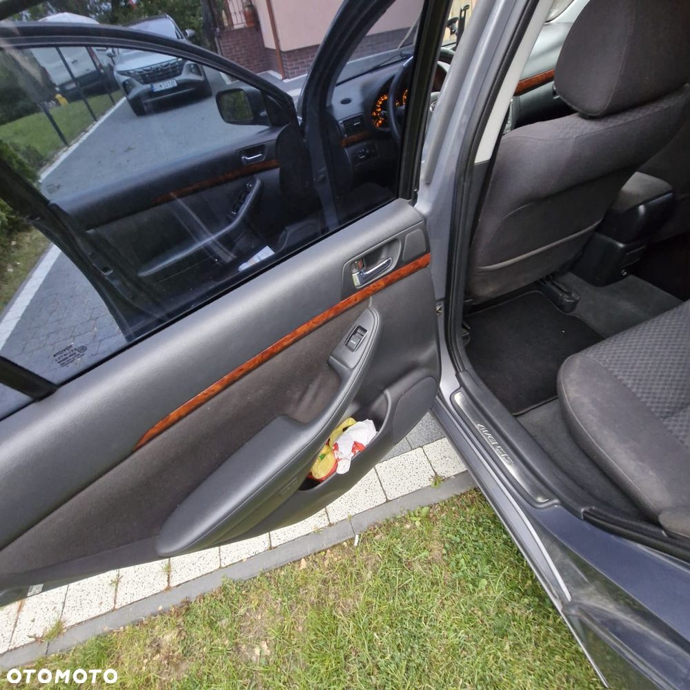 Toyota Avensis - 8